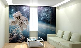 картинка Фотошторы Астронавт в открытом космосе от магазина Рим-Декор